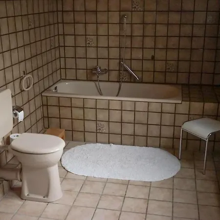 Entire House, Quiet Location, Garden, Parking * Bielefeld